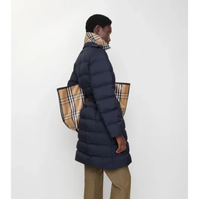 Abrigo acolchado con capucha de nylon de largo medio Abrigo acolchado con capucha de nylon de largo medio