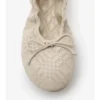 Bailarinas de piel con estampado de cuadros en color beige Bailarinas de piel con estampado de cuadros en color beige