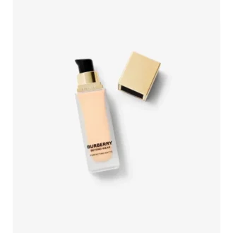 Base de maquillaje mate perfeccionadora Beyond Wear – 10 Claro cálido