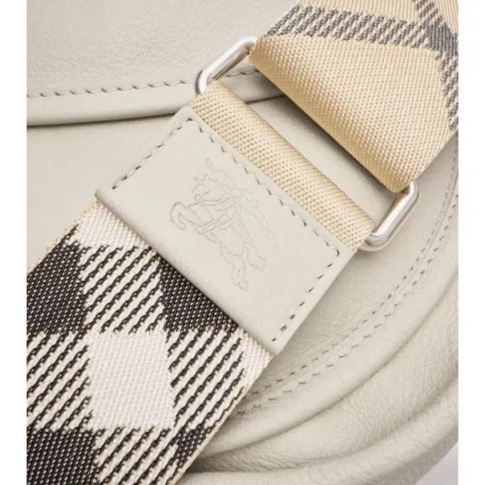 Bolso bandolera mediano con clip