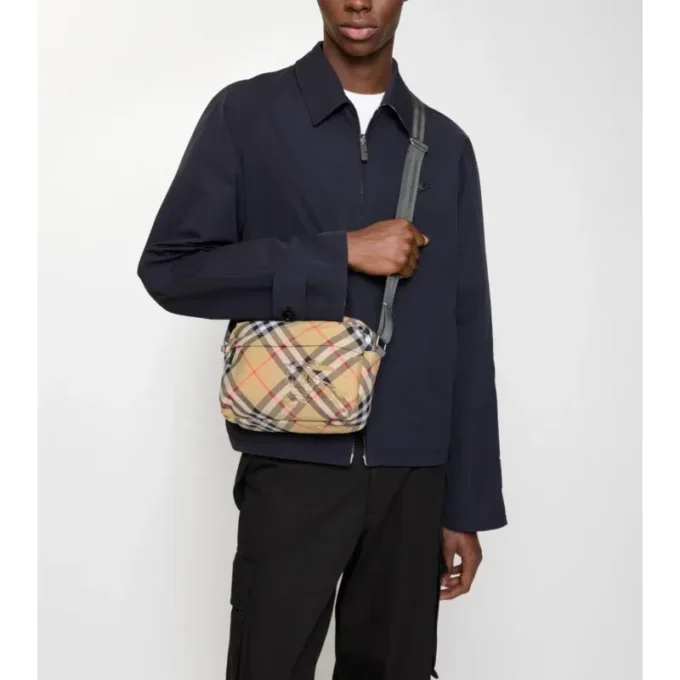 Bolso bandolera pequeño con estampado de cuadros Bolso bandolera pequeño con estampado de cuadros