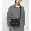 Bolso mensajero pequeño con estampado de cuadros en relieve y hebilla Bolso mensajero pequeño con estampado de cuadros en relieve y hebilla