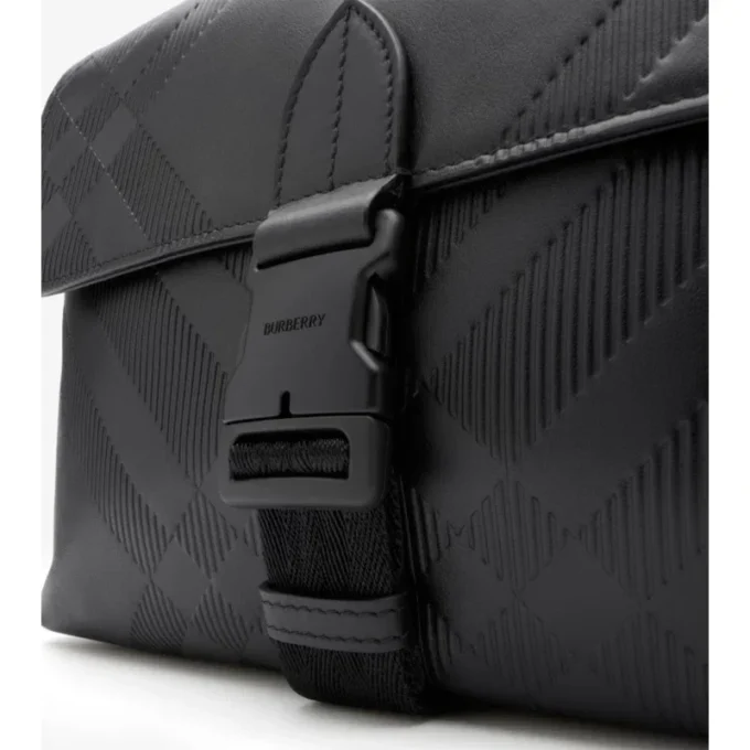 Bolso mensajero pequeño con estampado de cuadros en relieve y hebilla Bolso mensajero pequeño con estampado de cuadros en relieve y hebilla
