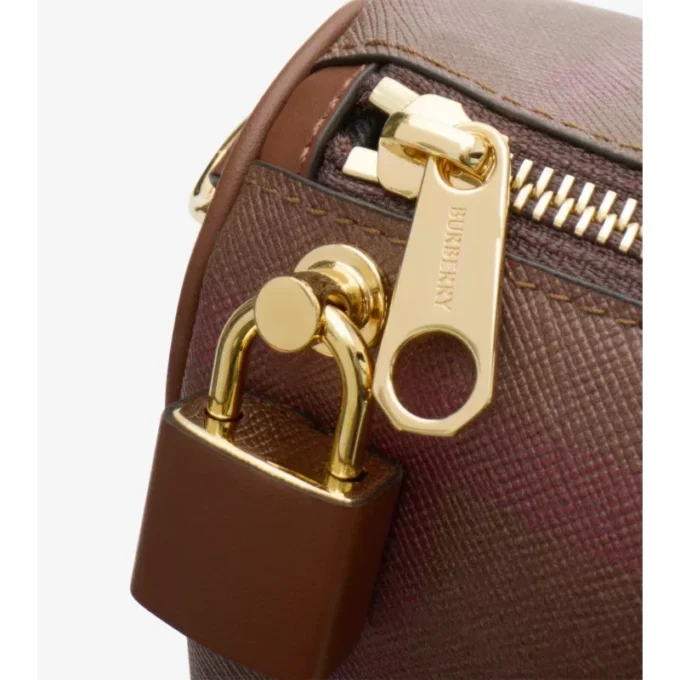 Bolso tipo boliche mediano a cuadros Bolso tipo boliche mediano a cuadros