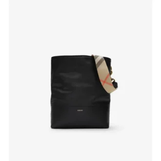 Bolso tipo cubo mediano con clip en forma de B 