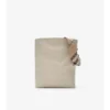 Bolso tipo cubo mediano con clip en forma de B Bolso tipo cubo mediano con clip en forma de B