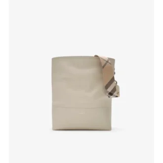 Bolso tipo cubo mediano con clip en forma de B 
