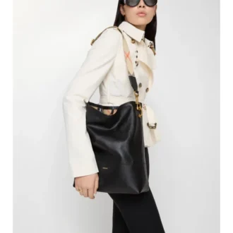 Bolso tipo cubo mediano con clip en forma de B 