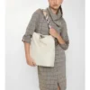 Bolso tipo cubo mediano con clip en forma de B Bolso tipo cubo mediano con clip en forma de B