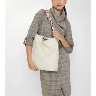 Bolso tipo cubo mediano con clip en forma de B 
