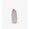 Bolso tipo cubo mediano con clip en forma de B Bolso tipo cubo mediano con clip en forma de B