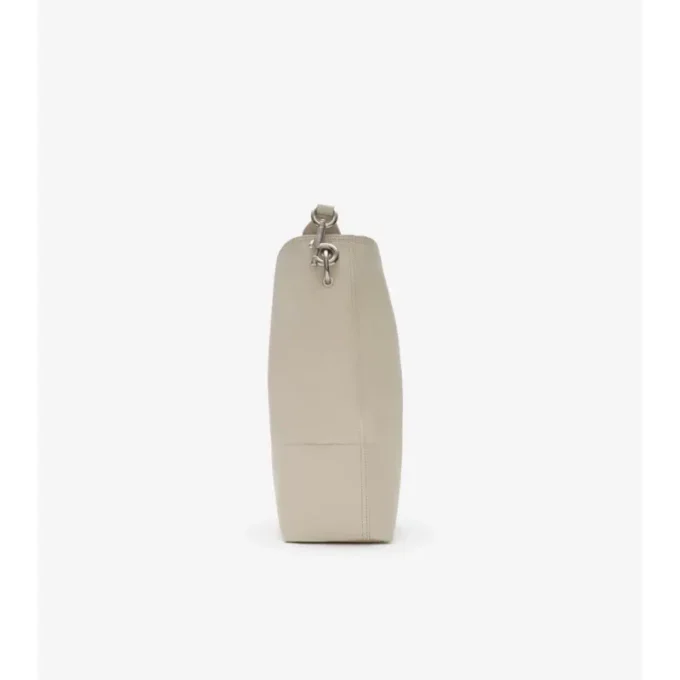 Bolso tipo cubo mediano con clip en forma de B Bolso tipo cubo mediano con clip en forma de B