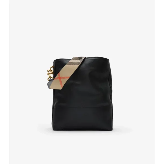 Bolso tipo cubo mediano con clip en forma de B Bolso tipo cubo mediano con clip en forma de B