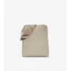 Bolso tipo cubo mediano con clip en forma de B Bolso tipo cubo mediano con clip en forma de B