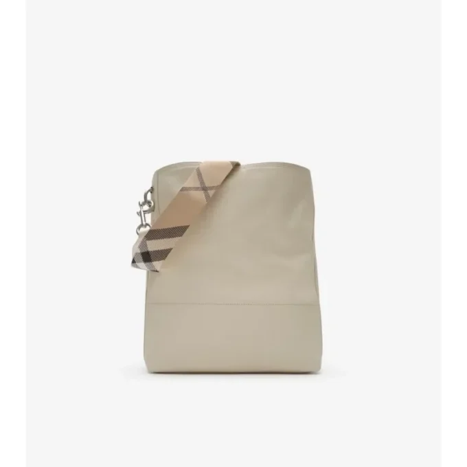 Bolso tipo cubo mediano con clip en forma de B Bolso tipo cubo mediano con clip en forma de B