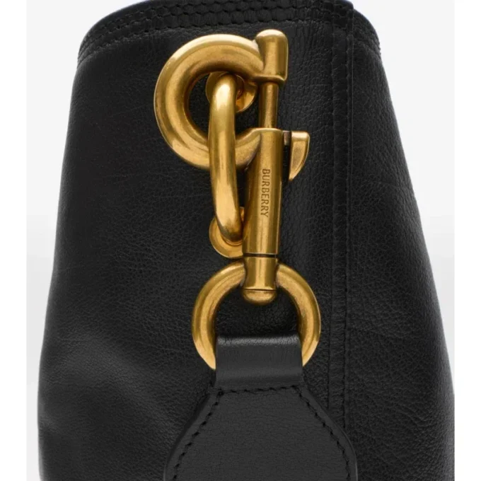 Bolso tipo cubo mediano con clip en forma de B Bolso tipo cubo mediano con clip en forma de B