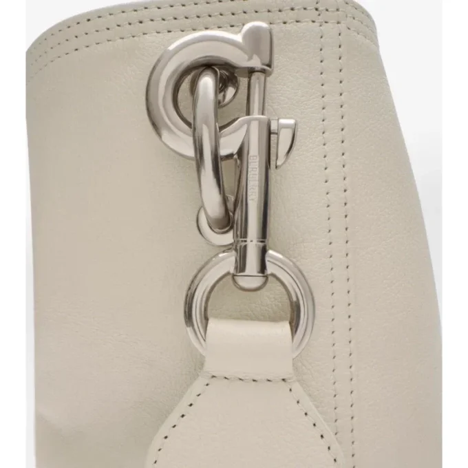 Bolso tipo cubo mediano con clip en forma de B Bolso tipo cubo mediano con clip en forma de B