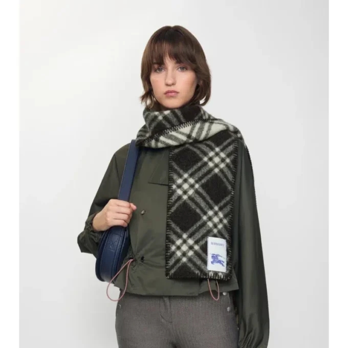 Bufanda de lana con estampado de cuadros estrechos Bufanda de lana con estampado de cuadros estrechos