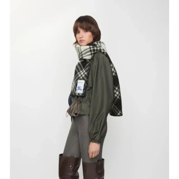 Bufanda de lana con estampado de cuadros estrechos Bufanda de lana con estampado de cuadros estrechos