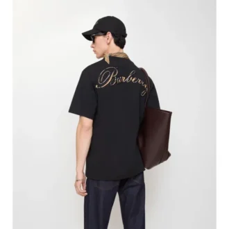Camiseta de algodón con logotipo cursivo y estampado de cuadros