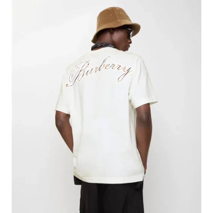 Camiseta de algodón con logotipo cursivo y estampado de cuadros