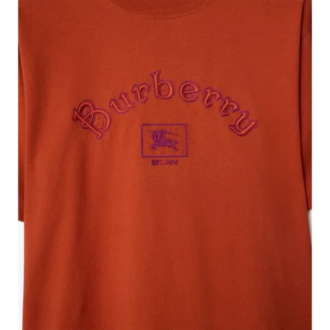 Camiseta de algodón con logotipo gótico Camiseta de algodón con logotipo gótico
