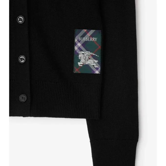 Cardigan de lana con etiqueta de cuadros Cardigan de lana con etiqueta de cuadros