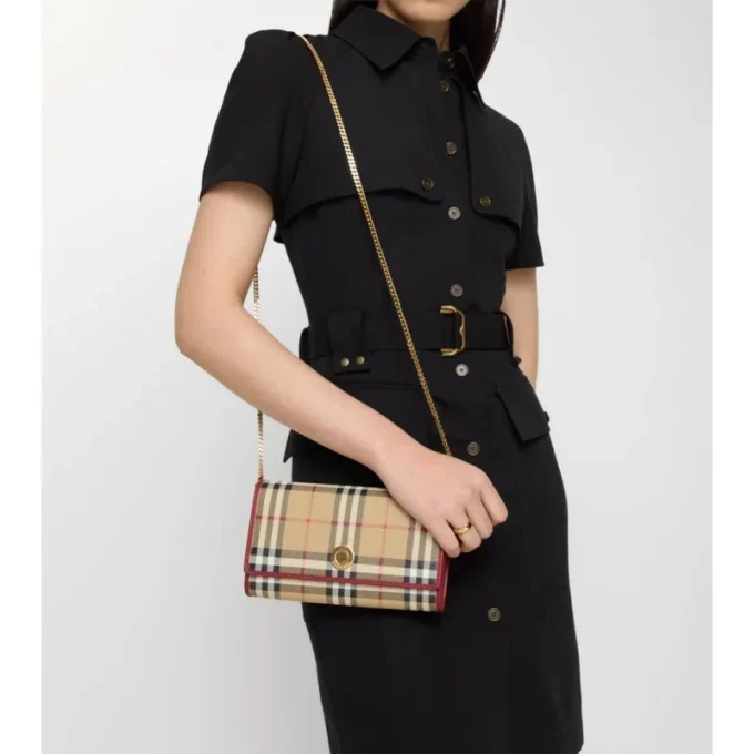 Cartera con correa de cadena y estampado de cuadros