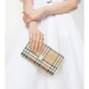 Cartera con correa de cadena y estampado de cuadros