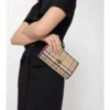 Cartera con correa de cadena y estampado de cuadros