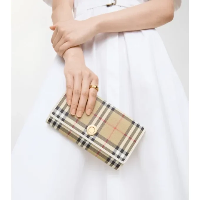 Cartera con correa de cadena y estampado de cuadros