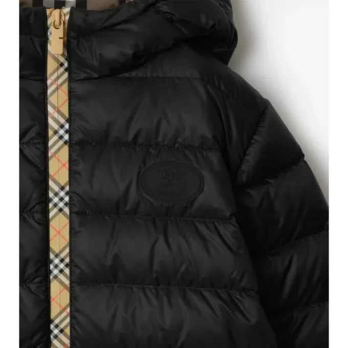 Chaqueta acolchada con capucha de nailon con cinta a cuadros Chaqueta acolchada con capucha de nailon con cinta a cuadros