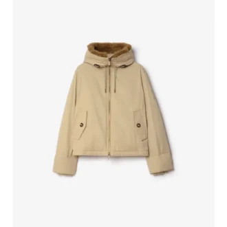 Chaqueta con capucha de Gabardine y ribete de piel de oveja Chaqueta con capucha de Gabardine y ribete de piel de oveja