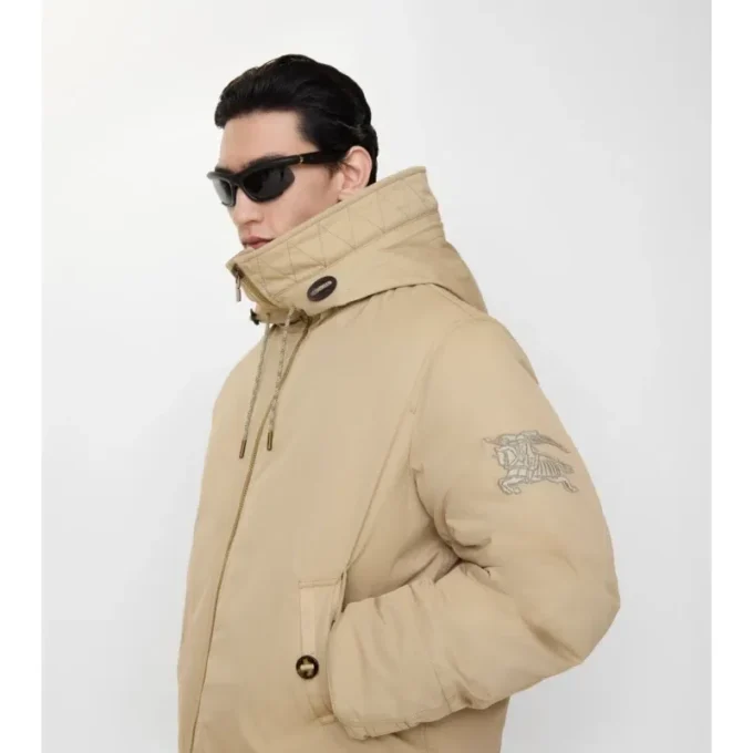 Chaqueta con capucha de Gabardine y ribete de piel de oveja Chaqueta con capucha de Gabardine y ribete de piel de oveja