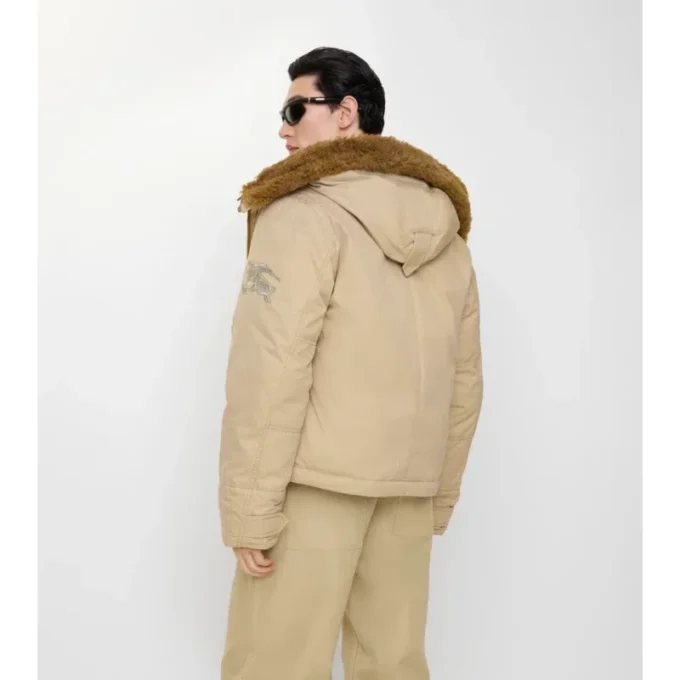 Chaqueta con capucha de Gabardine y ribete de piel de oveja Chaqueta con capucha de Gabardine y ribete de piel de oveja