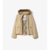Chaqueta con capucha de Gabardine y ribete de piel de oveja Chaqueta con capucha de Gabardine y ribete de piel de oveja
