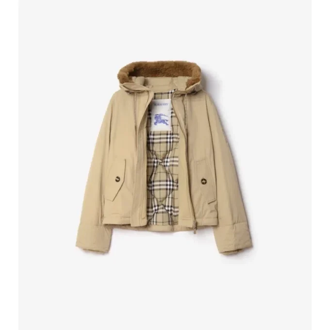 Chaqueta con capucha de Gabardine y ribete de piel de oveja Chaqueta con capucha de Gabardine y ribete de piel de oveja