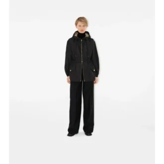 Chaqueta con capucha de nailon