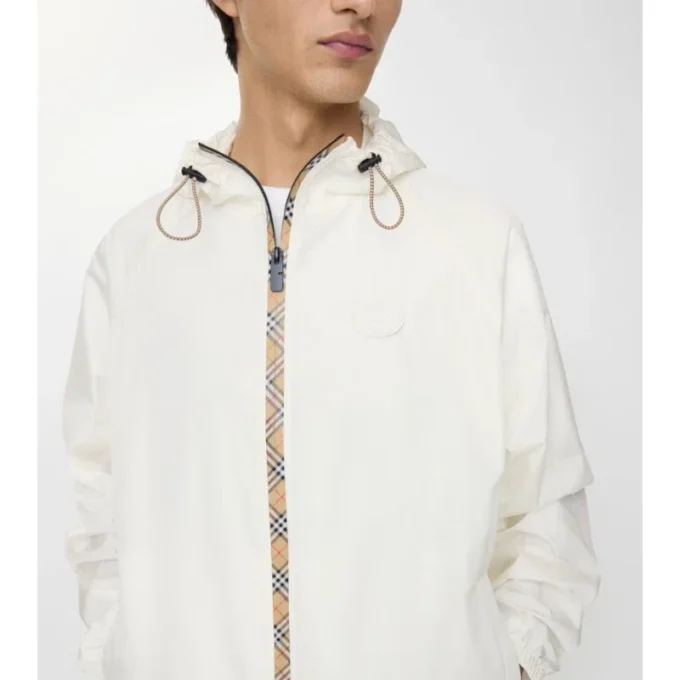 Chaqueta con capucha de nailon con cinta a cuadros