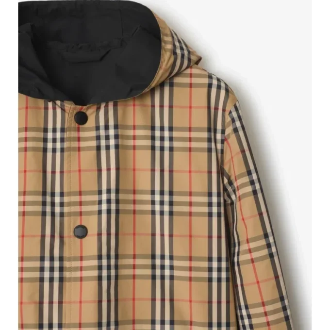 Chaqueta con capucha reversible de nailon con estampado de cuadros Chaqueta con capucha reversible de nailon con estampado de cuadros