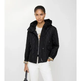 Chaqueta corta acolchada de nylon con capucha Chaqueta corta acolchada de nylon con capucha