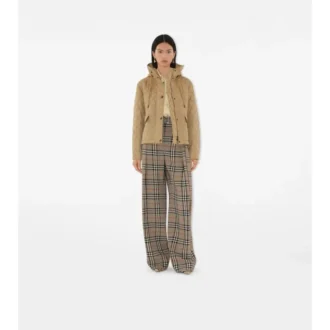 Chaqueta corta acolchada de nylon con capucha Chaqueta corta acolchada de nylon con capucha