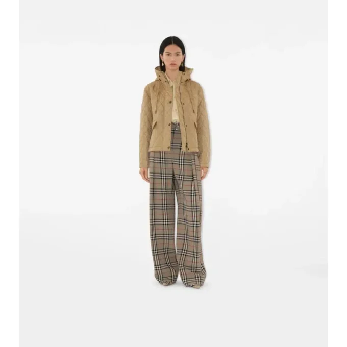 Chaqueta corta acolchada de nylon con capucha Chaqueta corta acolchada de nylon con capucha