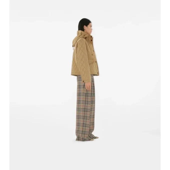 Chaqueta corta acolchada de nylon con capucha Chaqueta corta acolchada de nylon con capucha