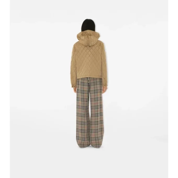 Chaqueta corta acolchada de nylon con capucha Chaqueta corta acolchada de nylon con capucha