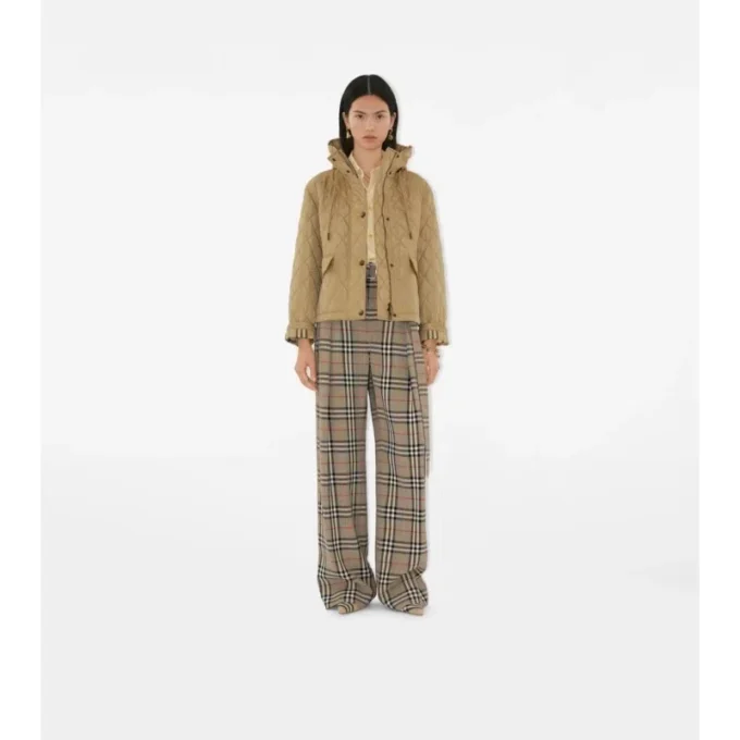 Chaqueta corta acolchada de nylon con capucha Chaqueta corta acolchada de nylon con capucha