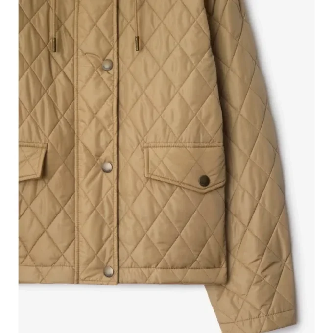 Chaqueta corta acolchada de nylon con capucha Chaqueta corta acolchada de nylon con capucha