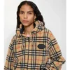 Chaqueta corta con capucha de forro polar a cuadros Chaqueta corta con capucha de forro polar a cuadros