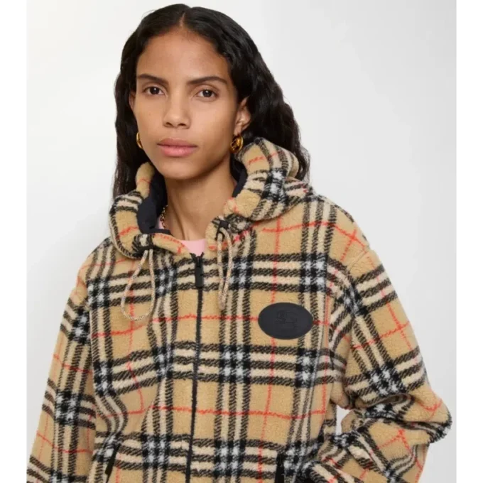 Chaqueta corta con capucha de forro polar a cuadros Chaqueta corta con capucha de forro polar a cuadros