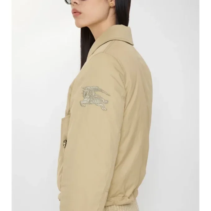 Chaqueta de gabardine con cuello de piel de oveja Chaqueta de gabardine con cuello de piel de oveja